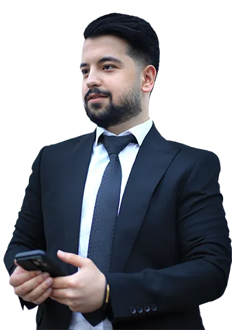 تصویر مهدی توکلیان که آماده‌ی برقراری تماس با مخاطبانش است