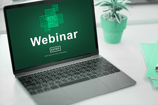 لپتاپی که نمایشگر آن webinar را نشان می‌دهد که به معنای آغاز یک وبینار است