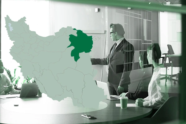 مشاور کسب و کاری که در حال راهنمایی کارفرما در دفتر مشهد می‌باشد.