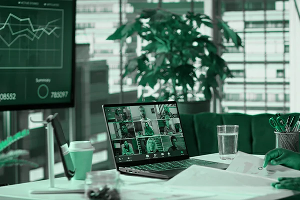 جلسه‌ی مشاوره کسب و کار آنلاین در حال برگزاری توسط تیم مهدی توکلیان در دفتر مشهد