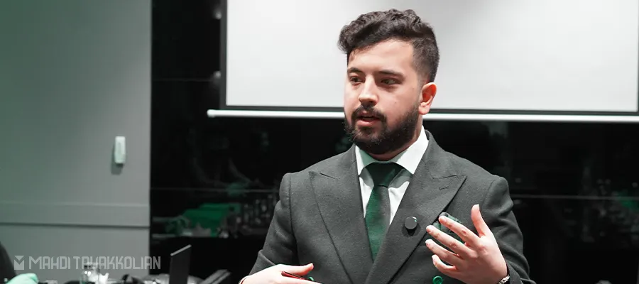 مهدی توکلیان در حال ارائه‌ی بیزنس کوچینگ حرفه‌ای