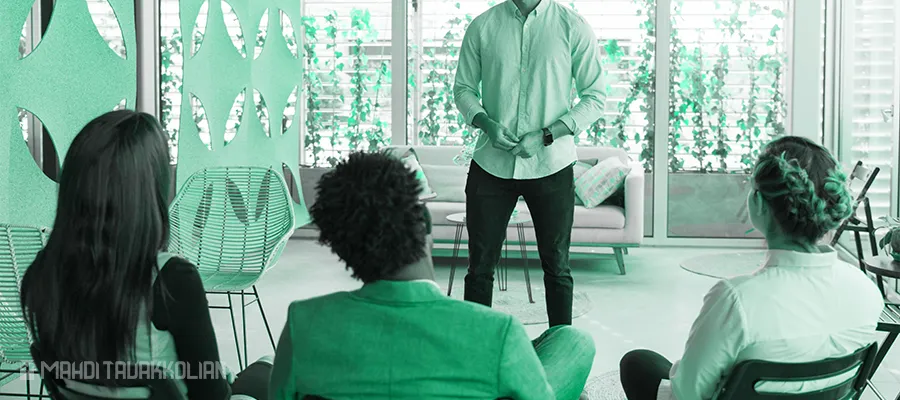 نماینده مهدی توکلیان در حال بیزنس کوچینگ